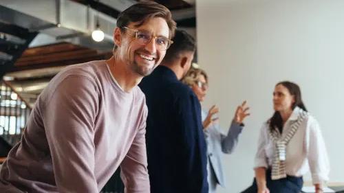 Blog Mitarbeiterbindung Mann Brille